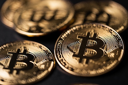 洪伟实盘手记：12月4日夜盘比特币以太坊深度解析